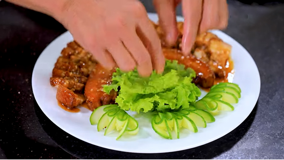 Trang trí thịt heo chiên nước mắm